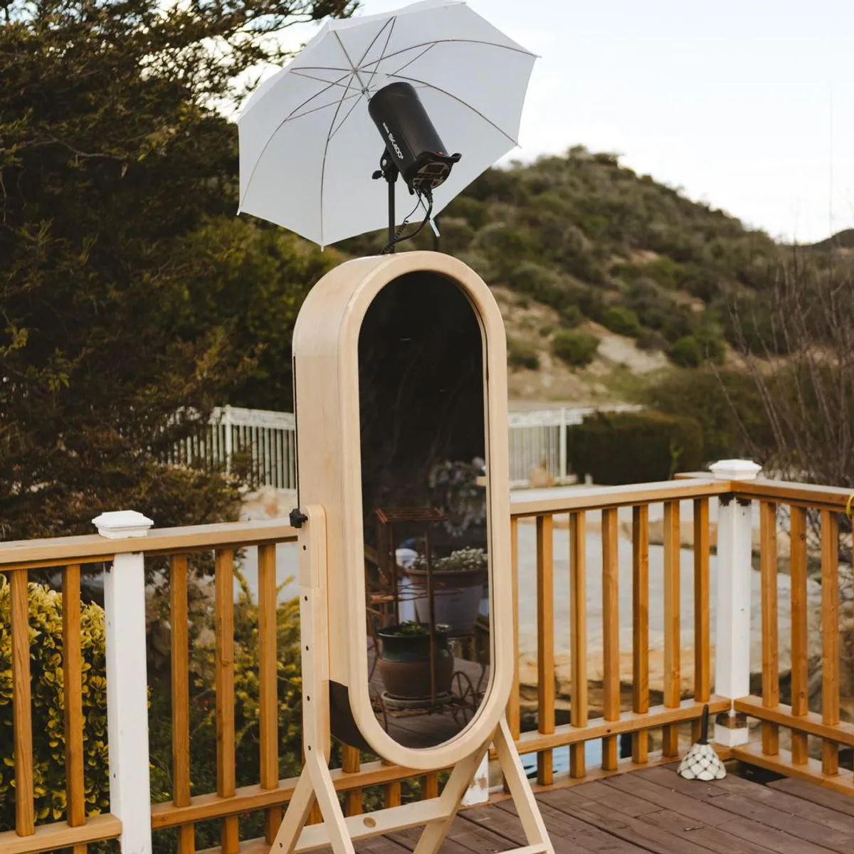 Pareja usando cabina de fotos en boda en Los Angeles